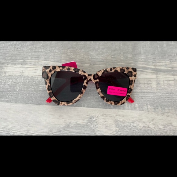 Betsey Johnson Leopard Sunglasses - Picture 2 of 4